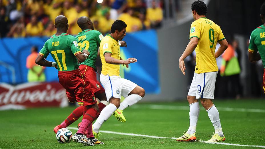 Paulinho é marcado pelo jogador de Camarões no Mané Garrincha, em Brasília