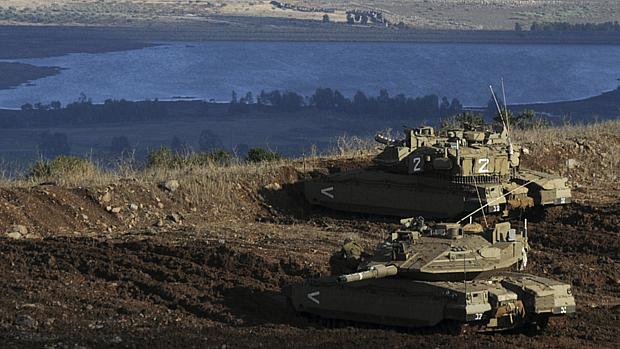 Soldados em tanque israelense vigiam fronteira com a Síria nas Colinas de Golã