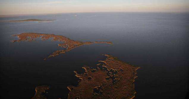 <p>Vista aérea da Grand Isle no estado da Lousiana, uma das áreas mais atingidas pelo vazamento de óleo no Golfo do México, em 2010, nos Estados Unidos</p>