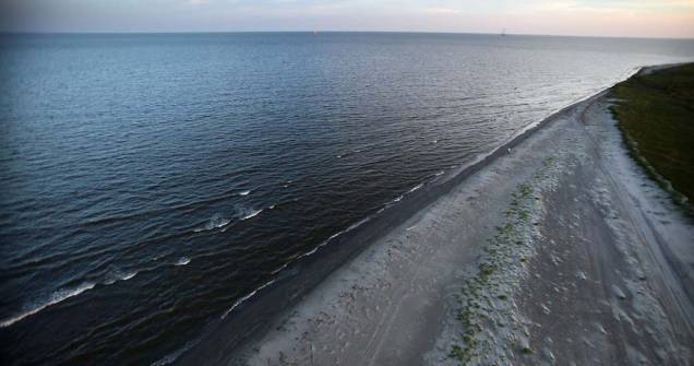 <p>Vista aérea da ilha Grand Terre no estado da Lousiana, uma das áreas mais atingidas pelo vazamento de óleo no Golfo do México, em 2010, nos Estados Unidos</p>
