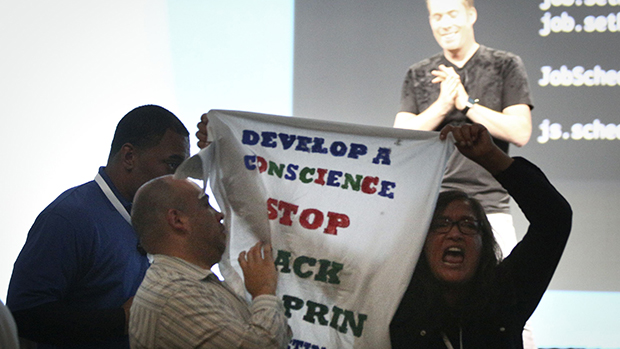 Manifestantes contra o monopólio do Google são retirados por seguranças durante conferência para desenvolvedores