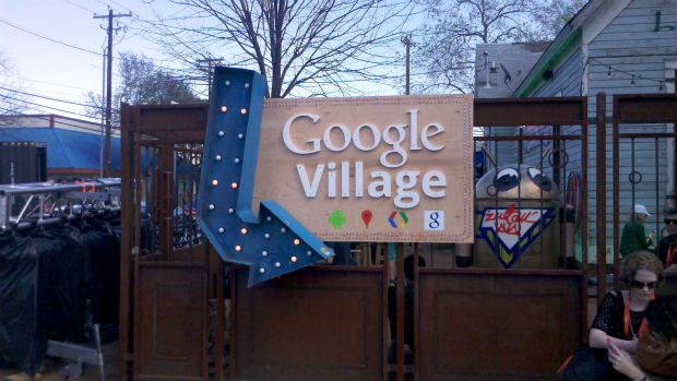 Placa indica a entrada do Google Village