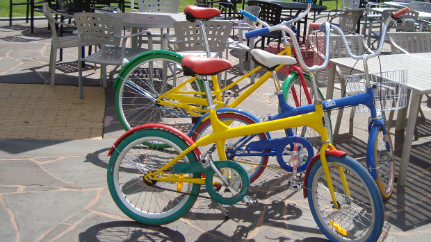 Funcionários do Google usam bicicletas coloridas como transporte no complexo