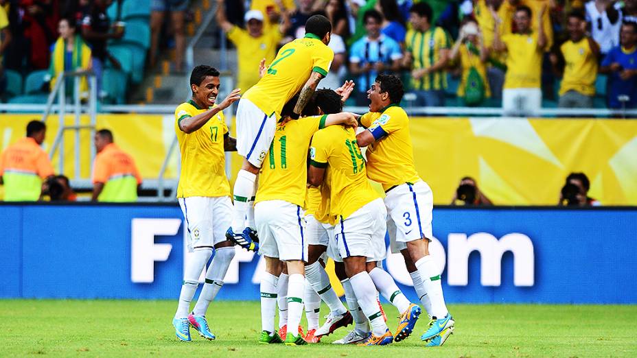 Jogadores do Brasil comemoram gol contra a Itália, pela Copa das Confederações, em Salvador