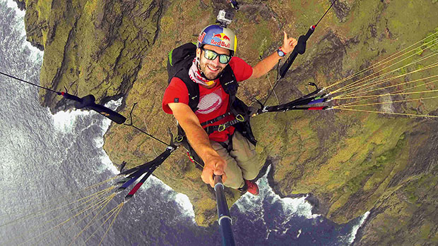 OLHA EU AQUI – Com uma GoPro presa no capacete e outra na haste, o paraquedista faz uma selfie e, ao mesmo tempo, registra sua perspectiva do salto