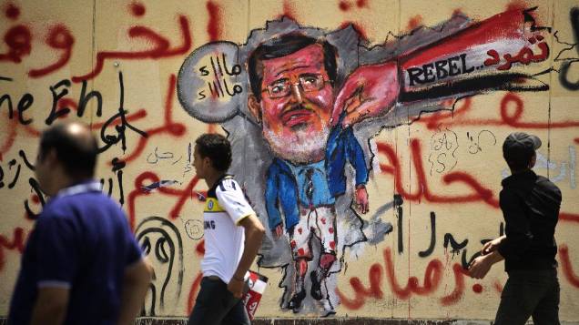 Grafite no muro do palácio presidencial, no Cairo: manifestantes exigem a renúncia do presidente Mohamed Mursi