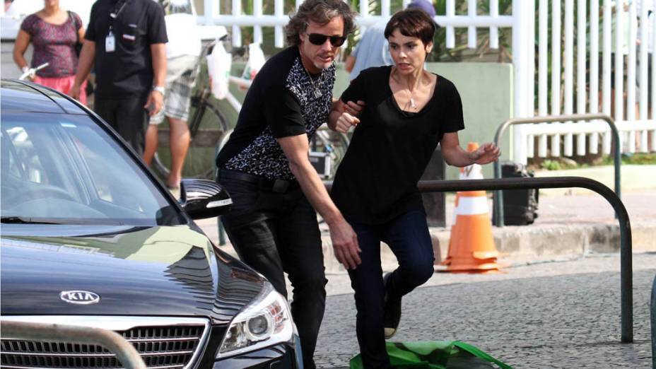 Max (Marcelo Novaes) e Nina (Deborah Falabella) durante gravações de Avenida Brasil na praia do Recreio dos Bandeirantes