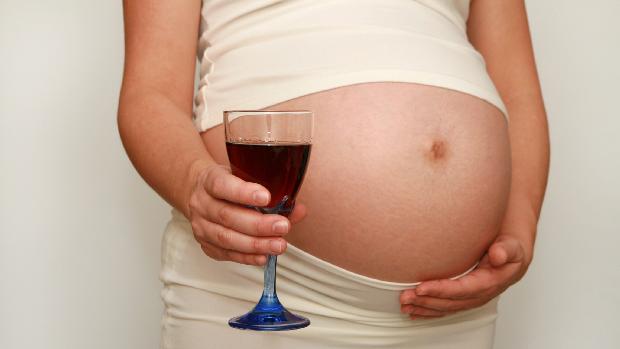 Bebida na gravidez: mesmo o consumo de menos de duas doses de álcool no início da gestação coloca o bebê em risco