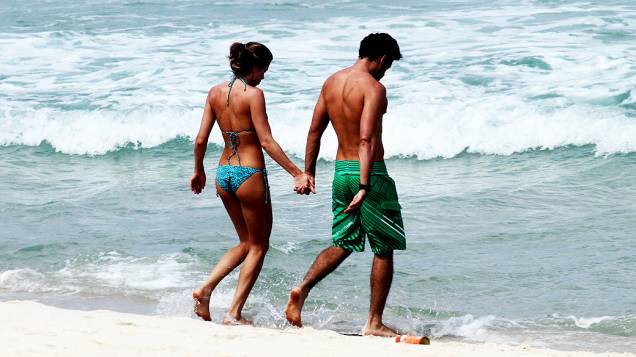 Cauã Reymond e Grazi Massafera na praia da Barra da Tijuca
