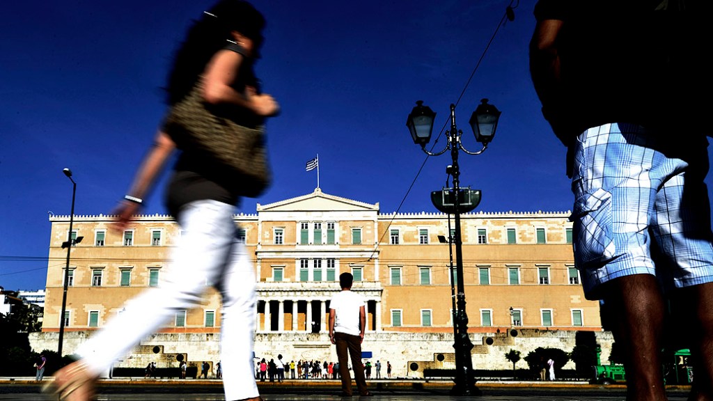 Gregos correram para sacar dinheiro dos bancos, colocando mais pressão sobre o sistema bancário, após Alexis Tsipras, anunciar que convocaria o referendo sobre o resgate proposto pelos credores.