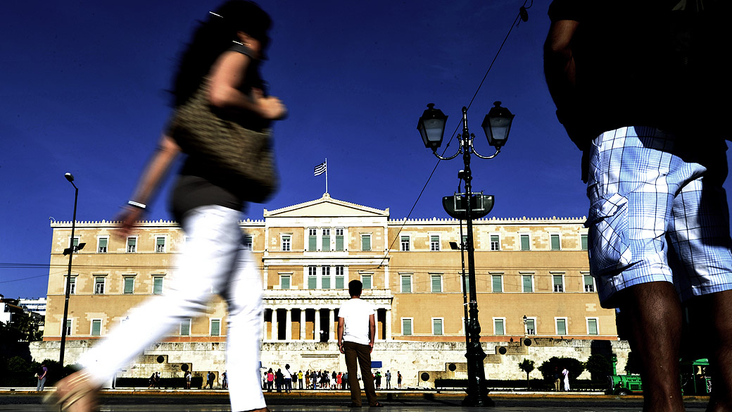 Gregos correram para sacar dinheiro dos bancos, colocando mais pressão sobre o sistema bancário, após Alexis Tsipras, anunciar que convocaria o referendo sobre o resgate proposto pelos credores.
