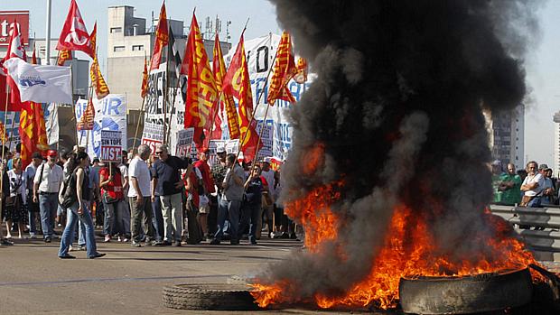 Protesto acontece quase um mês após greve geral que paralisou Buenos Aires em 20 de novembro