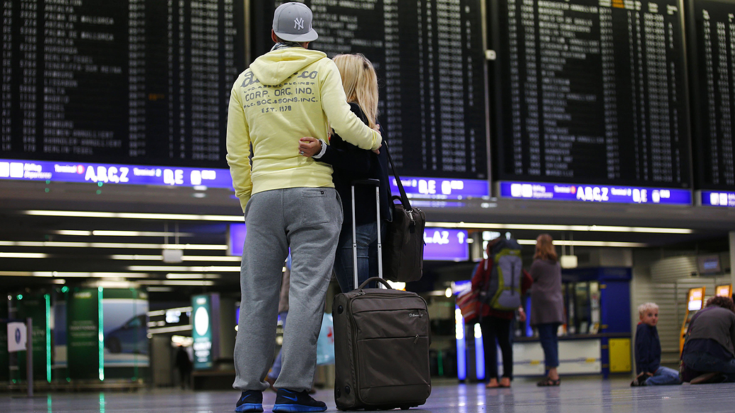 Painel de aeroporto em Frankfurt informa o cancelamento de voos de Lufthansa
