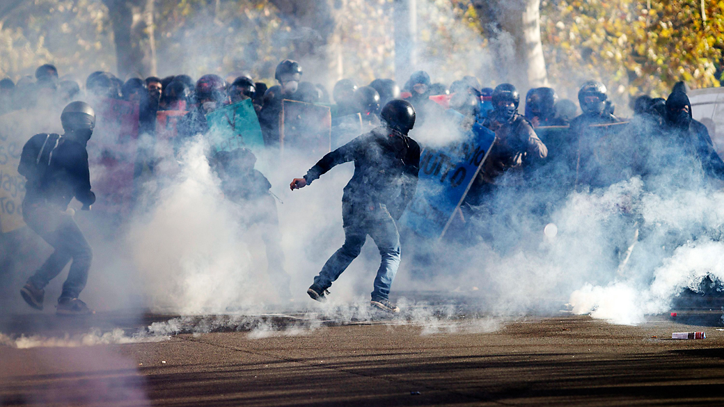 Manifestantes em confronto com a polícia em Roma