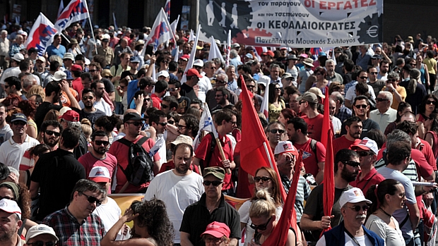 Manifestantes se reúnem no centro de Atenas para manifestação durante greve geral neste 1º de Maio