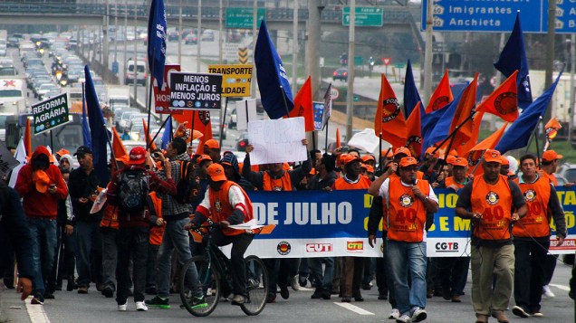 Ato de sindicalistas bloqueia Rodovia Raposo Tavares em São Paulo (SP)