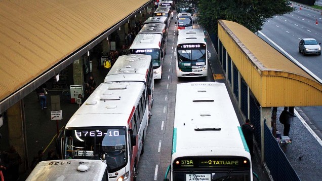 Movimentação normal de passageiros e ônibus no terminal Tatuapé, na Zona Leste de São Paulo, manhã desta quinta-feira