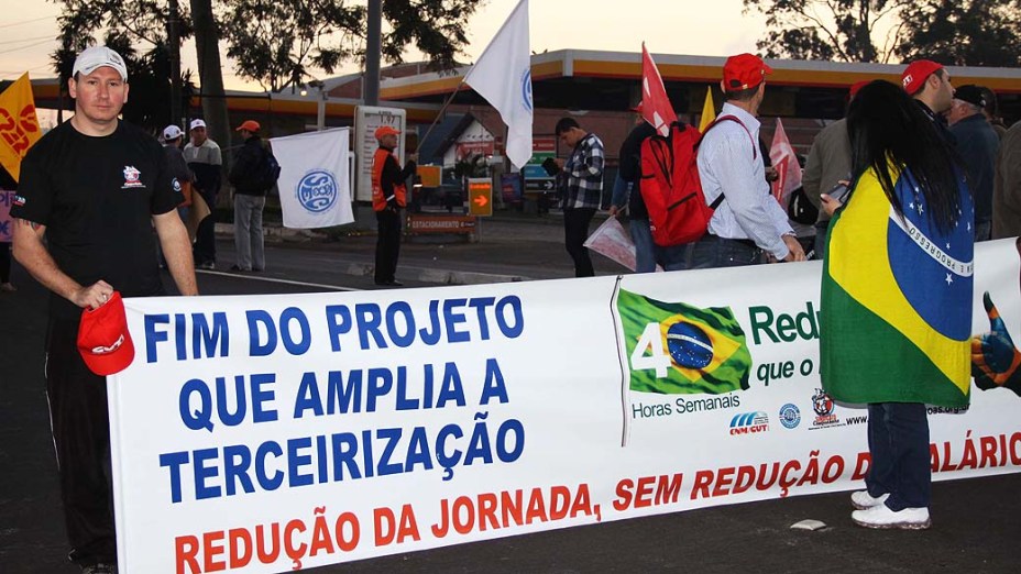 Sindicalistas realizam greve e manifestações nesta quinta-feira (11), em Canoas (RS)