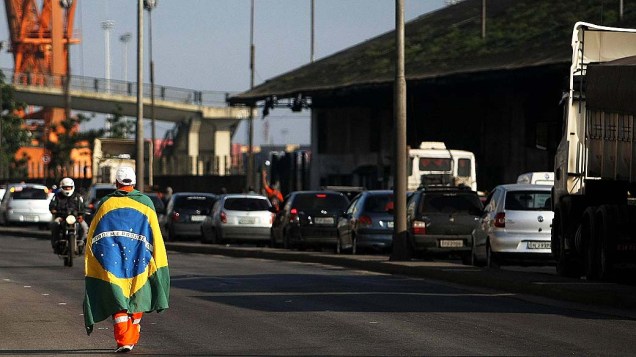 Estivadores na manhã desta quinta-feira (11), na Avenida Portuária de Santos (SP). Os estivadores reivindicam melhores condições de trabalho