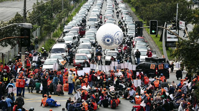 Sindicalistas bloqueiam as principais avenidas da cidade de São Paulo, na manhã desta quinta-feira (11)