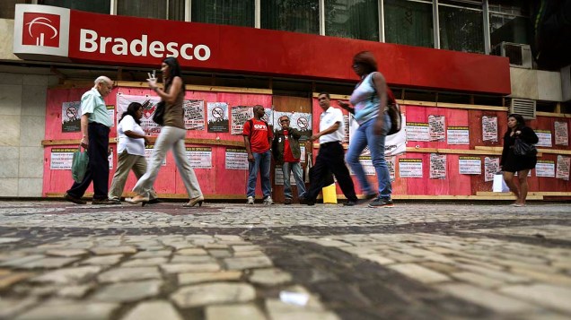 Agências bancárias colocam tapumes nos bancos do centro do Rio de Janeiro (RJ), nesta quinta (11)