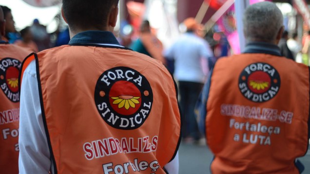 Sindicalistas na avenida Paulista, que se preparam para ato de centrais sindicais, no Dia Nacional de Luta