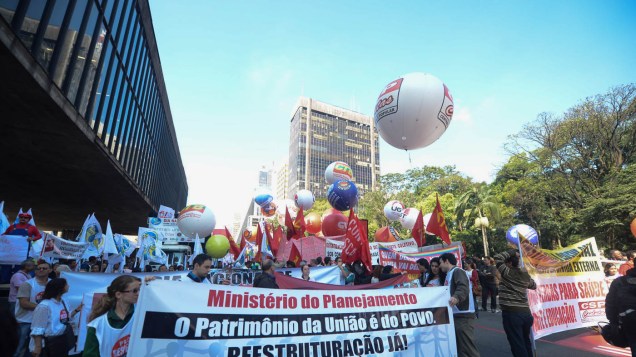 Sindicalistas na avenida Paulista, que se preparam para ato de centrais sindicais, no Dia Nacional de Luta