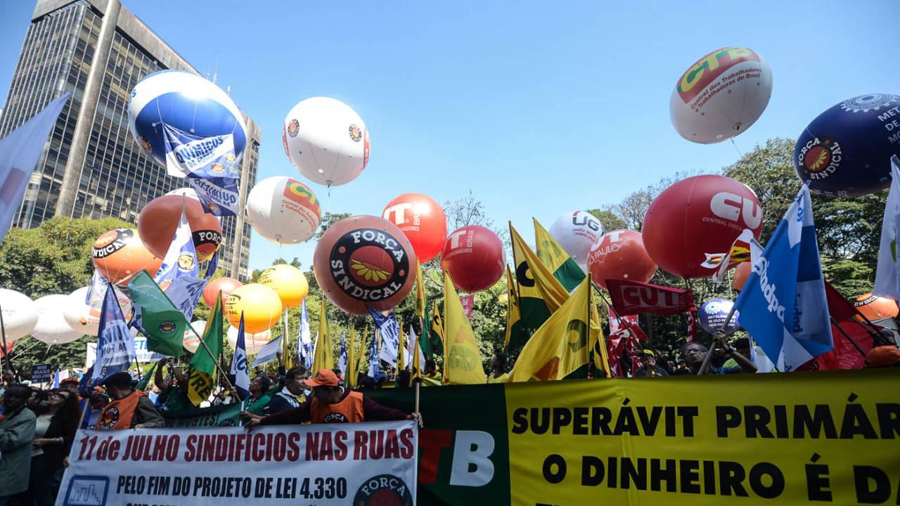 Sindicalistas na avenida Paulista, que se preparam para ato de centrais sindicais, no Dia Nacional de Luta
