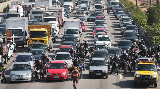 Transito congestionado na Marginal Pinheiros sentido Interlagos, altura da Ponte Cidade Universitaria, zona oeste de São Paulo
