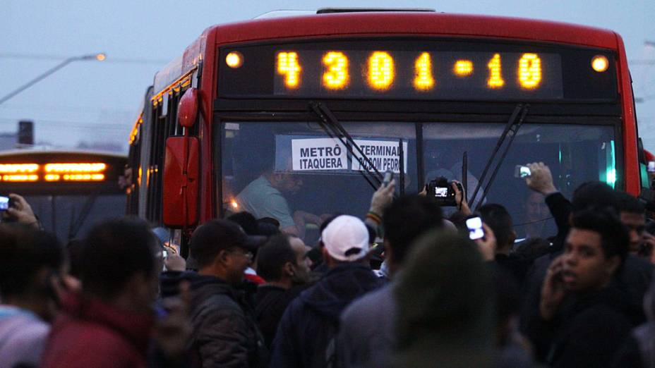 Ônibus ficam lotados com a greve do metrô em São Paulo