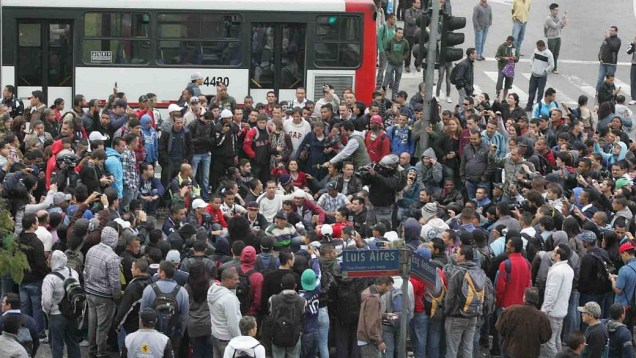 Passageiros de ônibus e do metrô fechavam, por volta das 7h40 desta quarta-feira, a Radial Leste, na zona leste de São Paulo, em protesto contra a greve