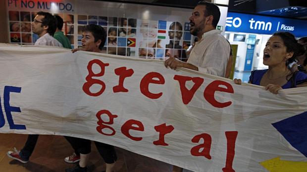 Grevistas carregam faixa de paralisação dentro de shopping em Lisboa nesta quinta-feira