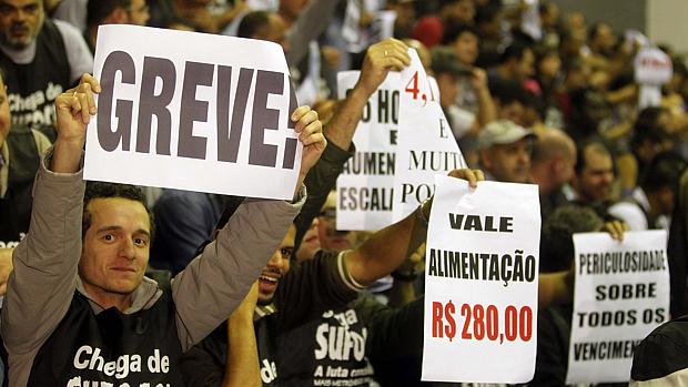Metroviários realizam assembleia para decidir greve em SP