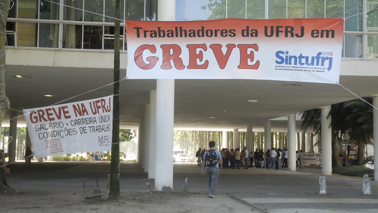 Professores em greve na UFRJ em 2012