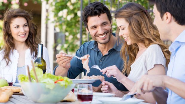 Os autores afirmam que essa relação existe mesmo quando a pessoa faz sua refeição sozinha