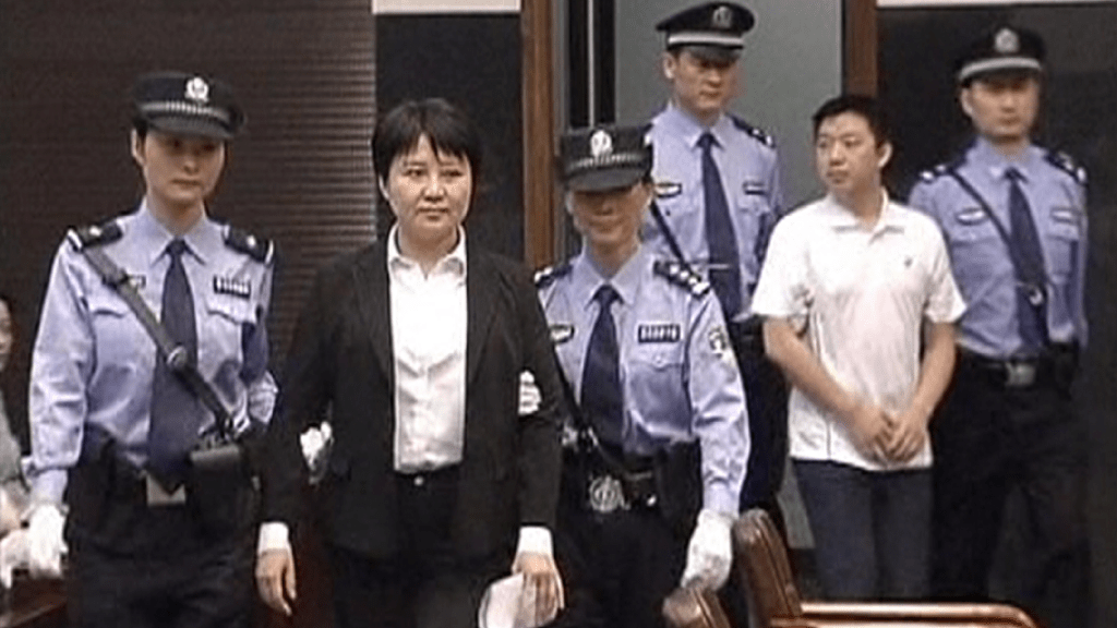 Gu Kailai é levada ao tribunal