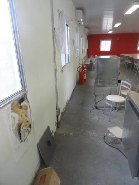 No campus de Guarulhos da Universidade Federal de São Paulo (Unifesp), o refeitório funciona em um galpão. Nota-se buracos na parede do local, comprometendo a higiene da cozinha