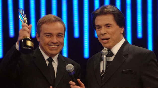 Gugu Liberato, vencedor na categoria Melhor Programa de Auditório 2004, e Silvio Santos na cerimônia de entrega da 50ª edição do Troféu Imprensa, no SBT