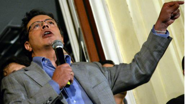 O prefeito destituído de Bogotá, Gustavo Petro, discursa para simpatizantes na sede do governo municipal
