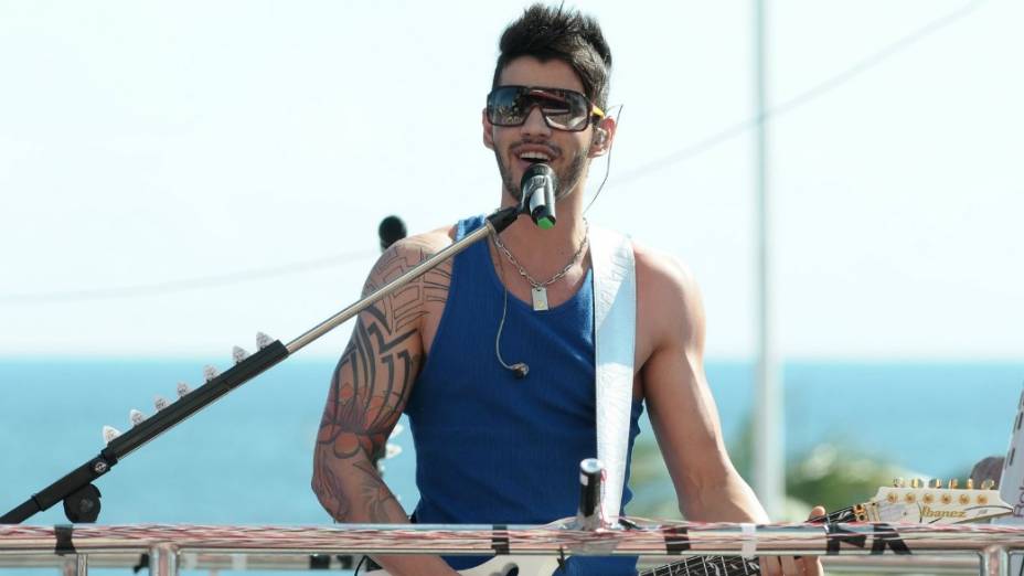 Gusttavo Lima canta no Farol Barra em Salvador