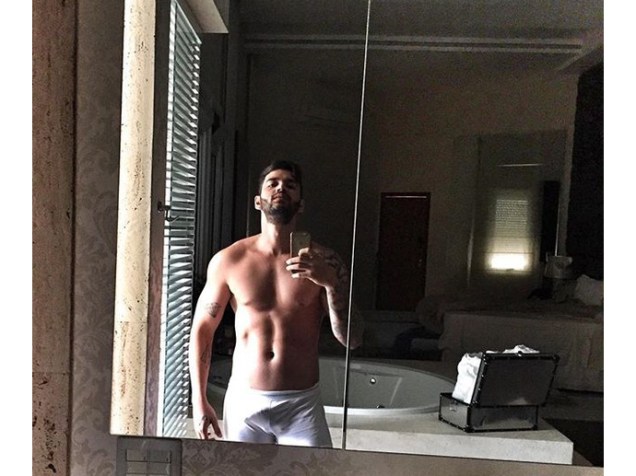 Gusttavo Lima posta foto só de cueca branca em seu Instagram