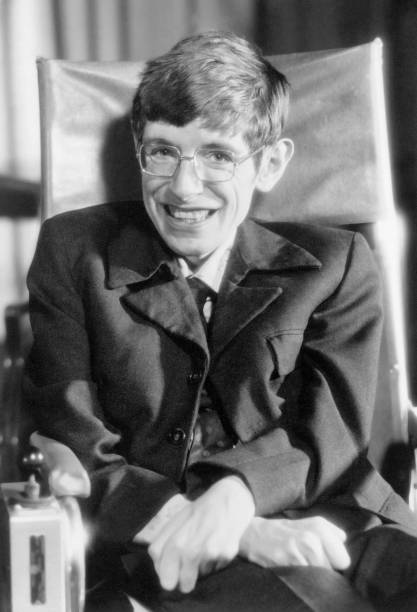 <p>Stephen Hawking &eacute; conhecido pelo trabalho em buracos-negros. Ele tamb&eacute;m escreveu o livro Uma Breve Hist&oacute;ria do Tempo (1988), que descreve conceitos complexos de maneira simples</p>