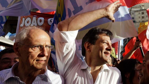 O candidato à prefeitura de São Paulo pelo PT, Fernando Haddad, ao lado de Eduardo Suplicy, faz caminhada pelo centro no primeiro dia de sua campanha eleitoral em São Paulo