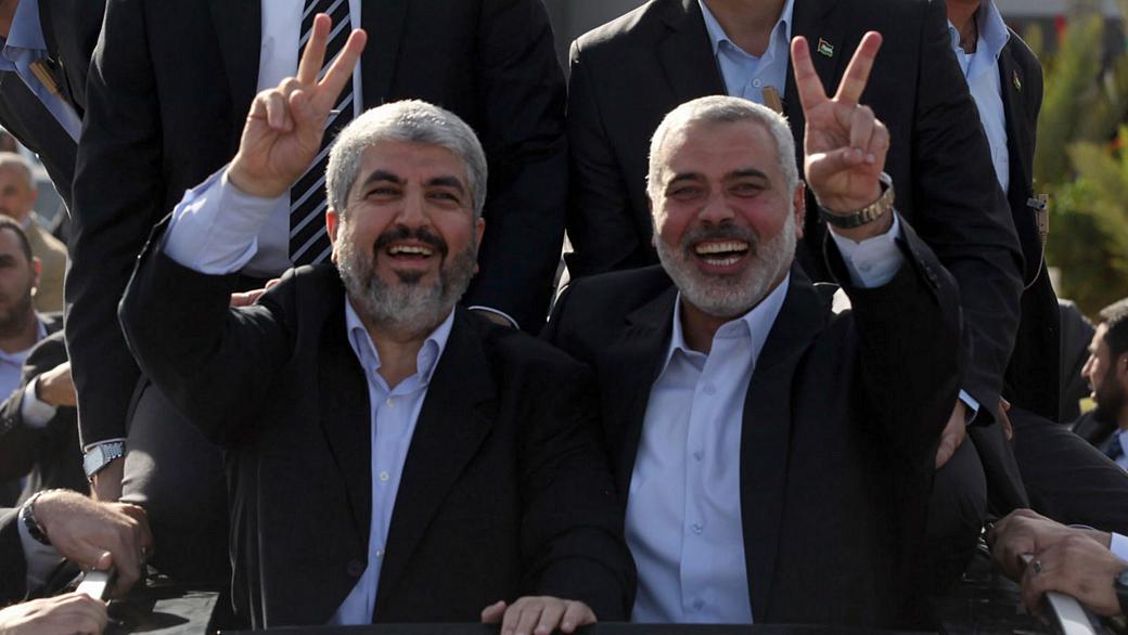 Khaled Meshaal (esquerda), líder do Hamas que vive no exílio, chega a Gaza para discurso neste sábado acompanhado do primeiro-ministro do grupo Ismail Haniyeh