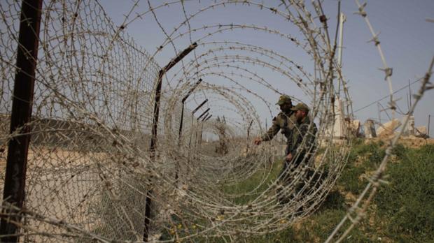 Membros das forças palestinas leais ao Hamas patrulham a fronteira entre o Egito e a Faixa de Gaza