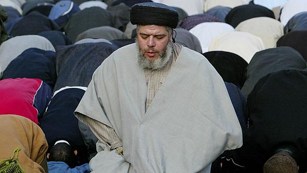 O clérigo Abu Hamza enfrenta 11 acusações de terrorismo nos EUA