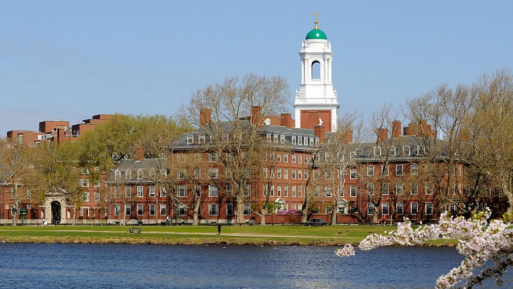 Imagem do campus da Universidade Harvard, nos Estados Unidos