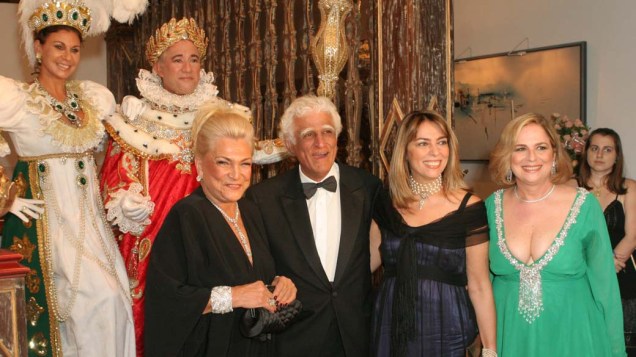 Hebe Camargo, Ziraldo, Márcia Martins, sua esposa, e Hildegard Angel durante o jantar de gala organizado por Dona Lily Marinho em homenagem aos 200 anos da chegada da famÌlia real ao Brasil