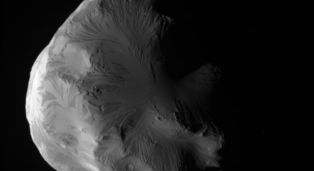 Imagem de Helena capturada pela sonda Cassini no dia 18 de junho de 2011.