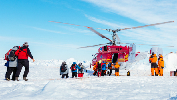 Helicóptero desembarca os primeiros resgatados do navio russo Akademik